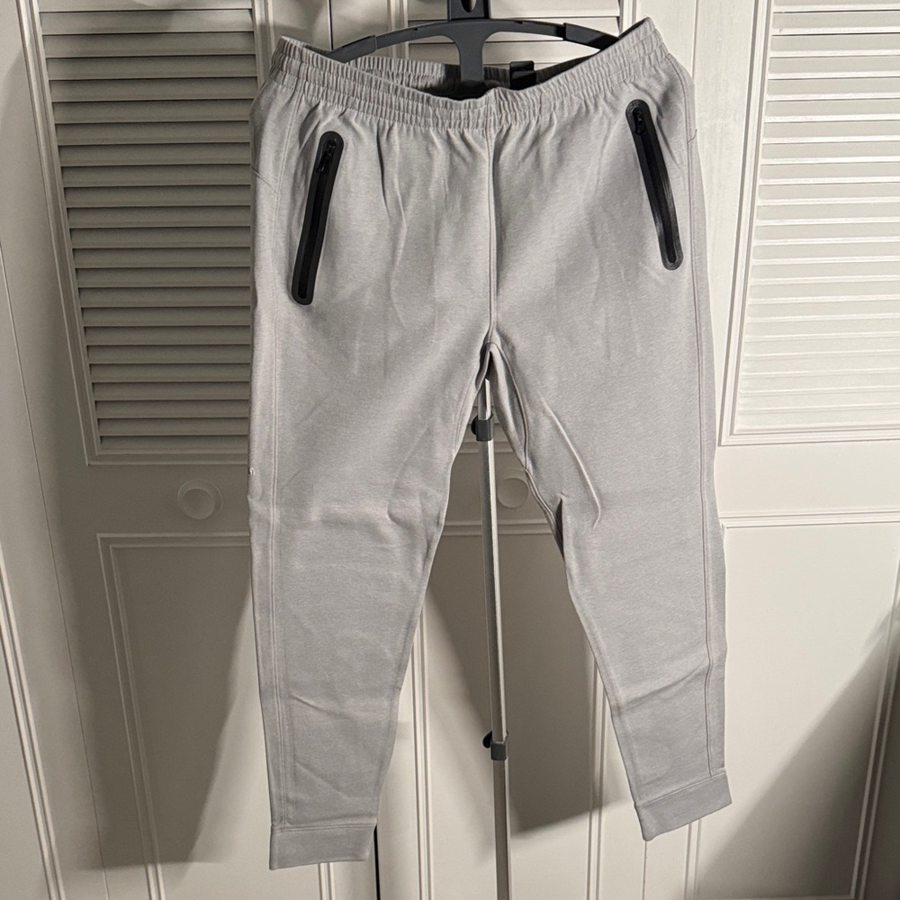 Old Navy Active Men’s Joggers
Size Large